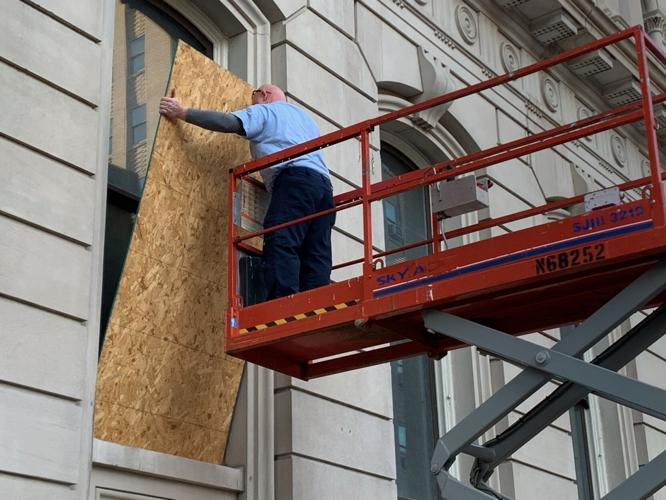 DOWNTOWN - BOARDS COMING DOWN AT CITY  HALL 10-6-2020   (2).JPG