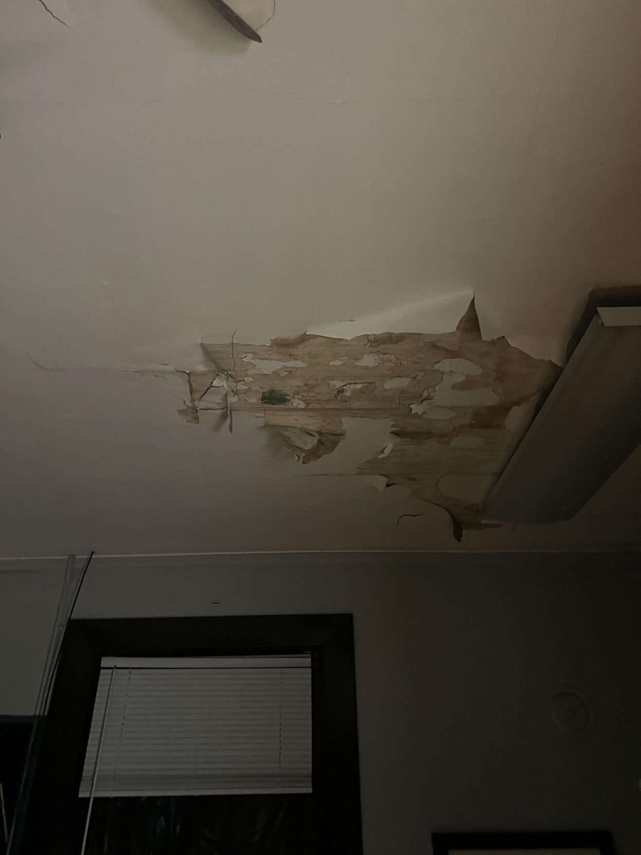 Paint falling of ceiling 2 4th district engine 20.jpg
