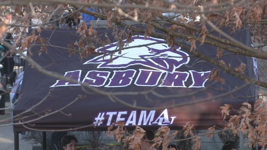 Thousands gather for 'revival' service at Asbury University
