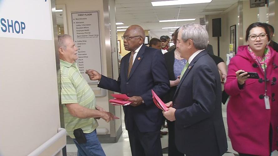 Yarmuth, Clyburn deliver Valentine's Cards
