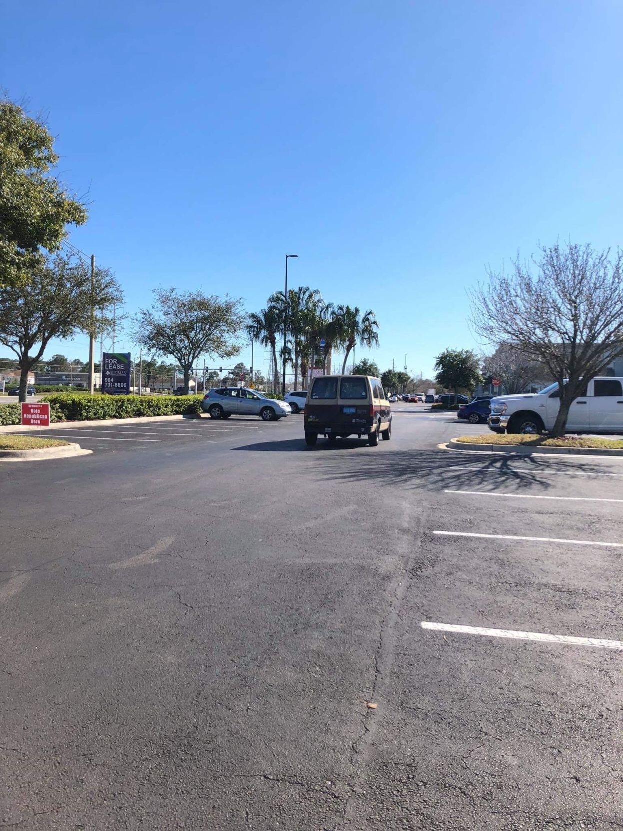 Driver in Florida plows van into GOP voter registration tent, nearly hitting 6 volunteers: reports