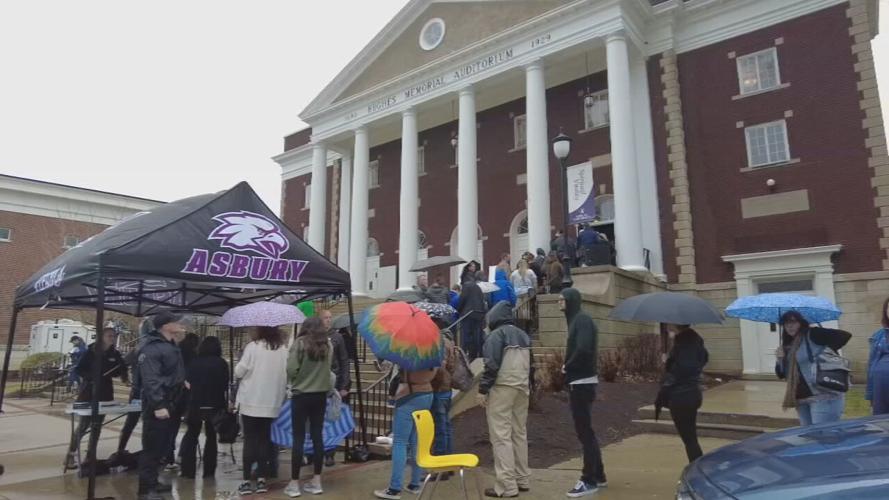 Thousands gather for 'revival' service at Asbury University