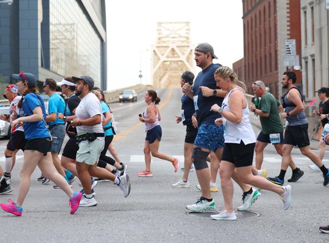 Marathon runners pass second street brdge.JPG