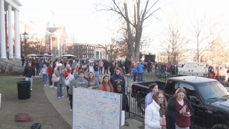 Thousands gather for 'revival' service at Asbury University