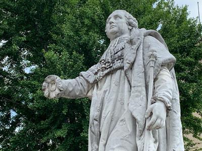 Damaged King Louis Statue with Missing Hand after Breonna Taylor protests 5-28-20