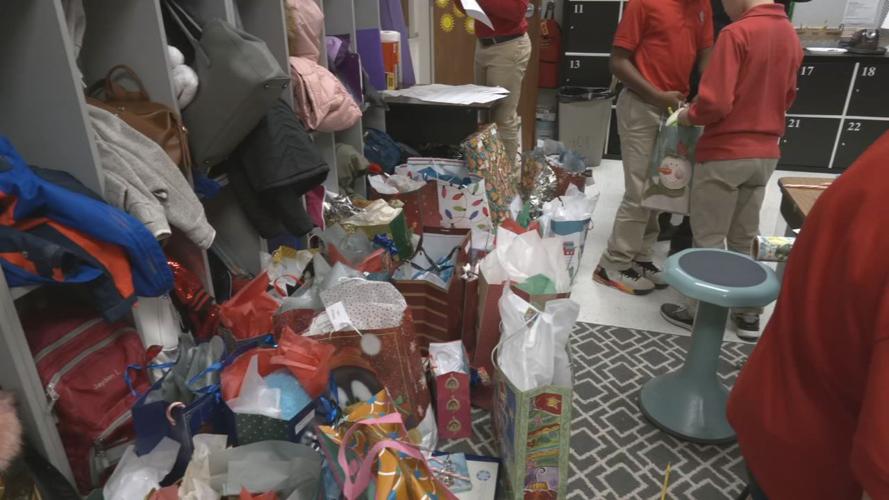 4TH GRADERS COLLECT PACKAGES 5pSOTVO