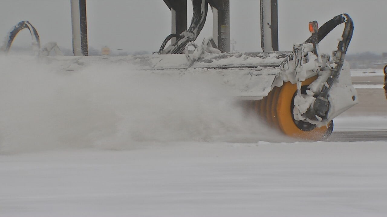 Louisville Muhammad Ali International Airport KSDF snow removal