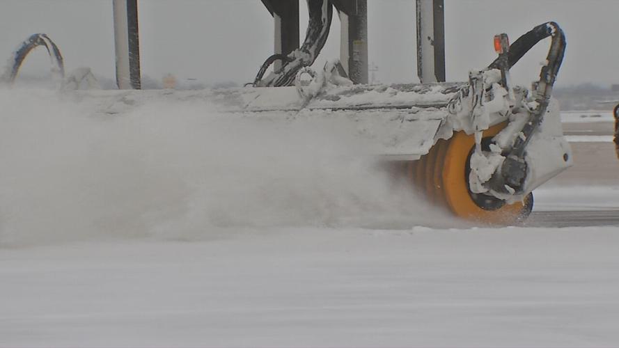 Louisville Muhammad Ali International Airport (KSDF) snow removal equipment