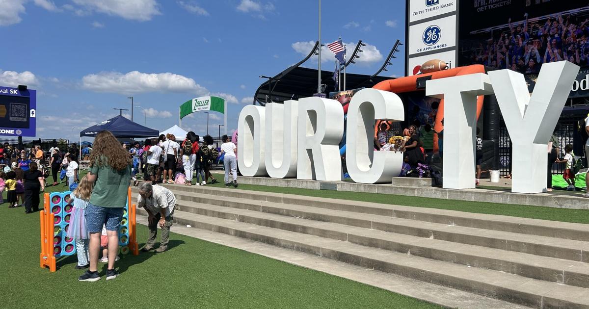 'The Hammer' fuels education with massive Louisville backpack giveaway