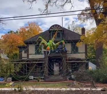 NY Home-Inflatable spider in yard-TikTok.png