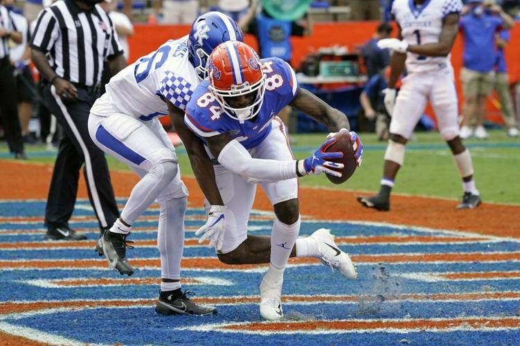 Florida tight end Kyle Pitts (84) catches a pass in front of Kentucky defensive back Brandin Echols for a 2-yard touchdown