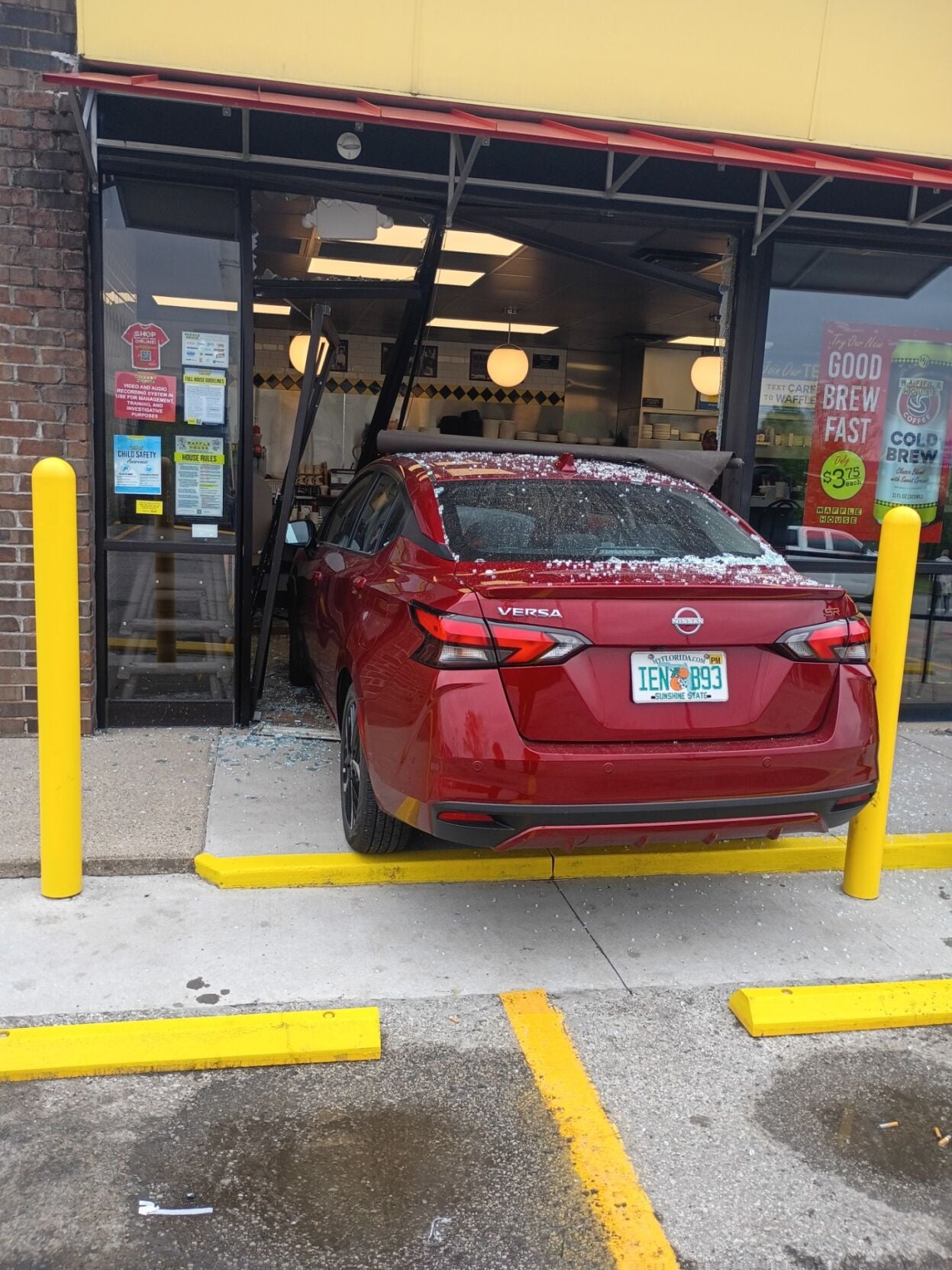 CARROLLTON WAFFLE HOUSE CRASH 5.jpg
