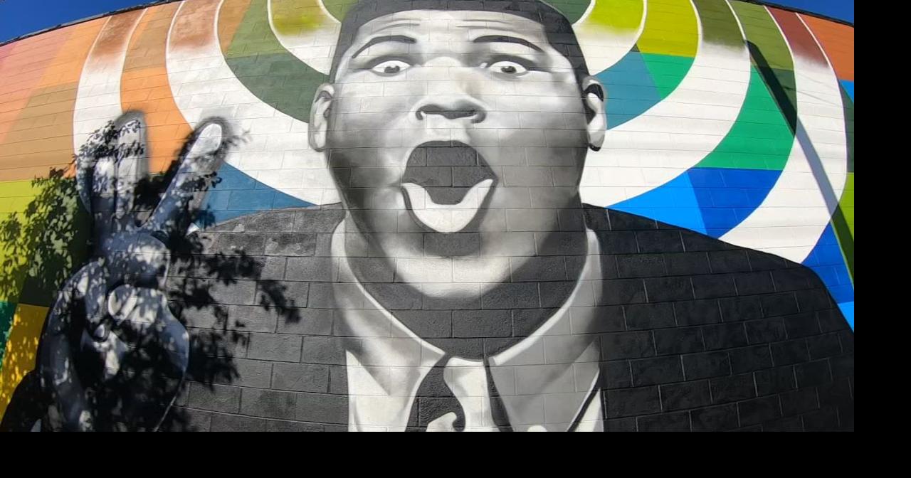 Louisville To Legend Graffiti Crown Men's Crewneck - Muhammad Ali  Experience LA