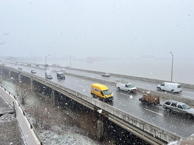 Snow coming down on I-64 1-28-22