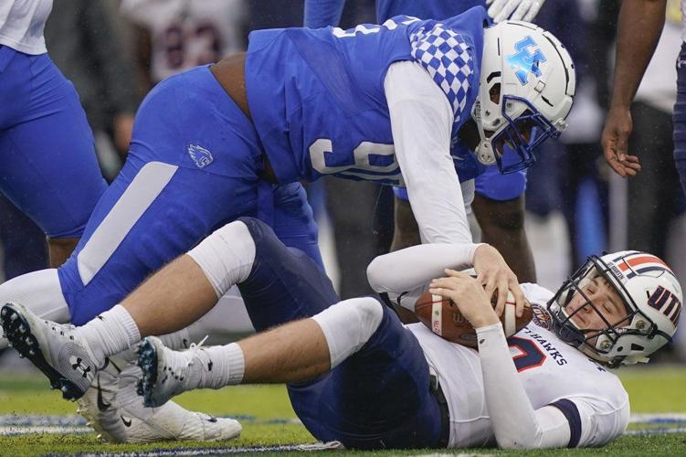Kentucky defensive end T.J. Carter