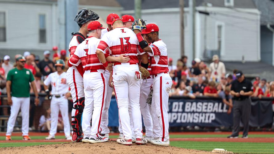 UL SUPER 2 Louisville huddle