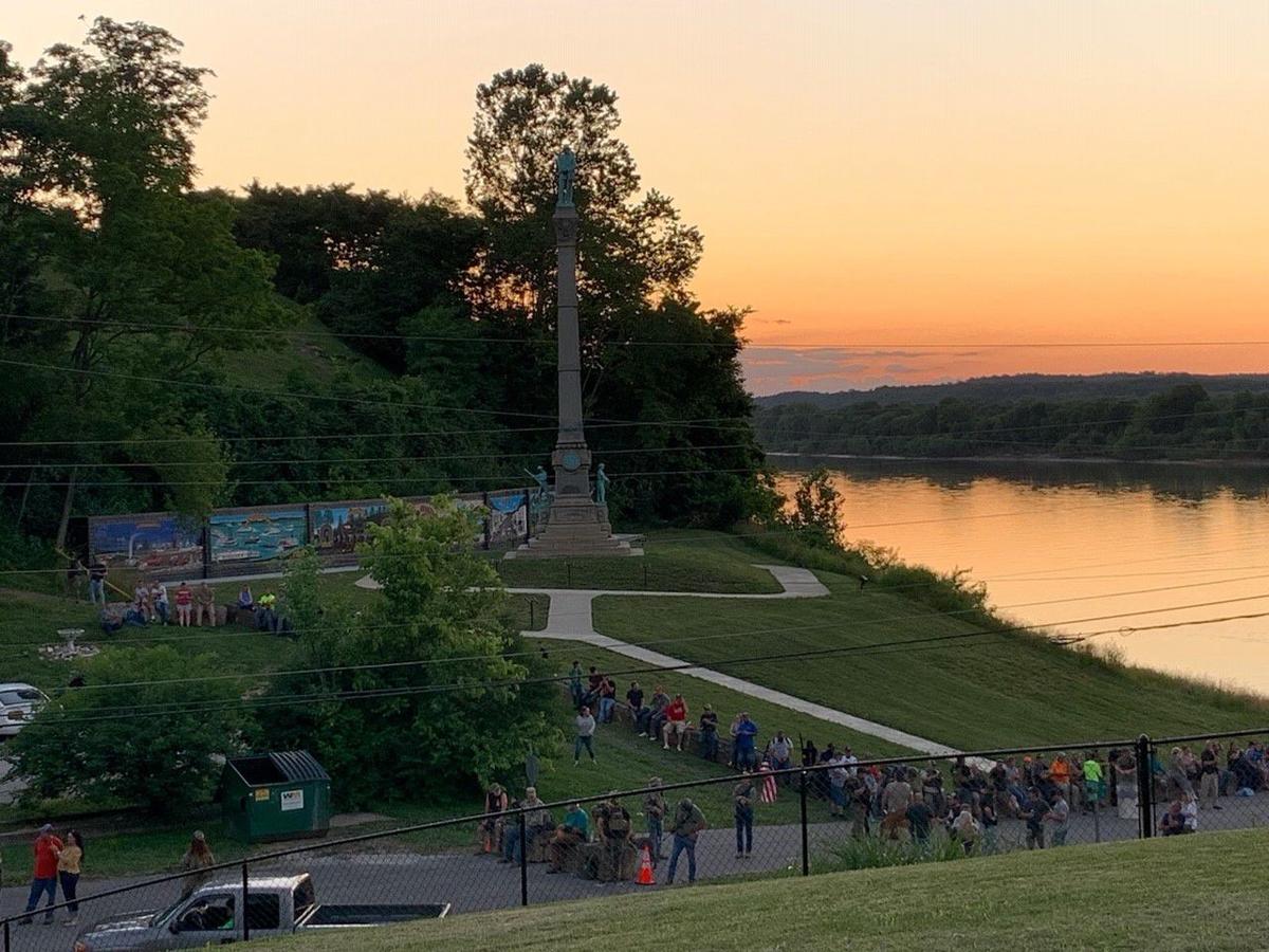 Hundreds gather in Brandenburg, Kentucky, to protect Confederate