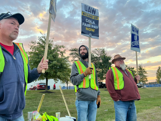 UAW strikers outside Ford's Kentucky Truck Plant