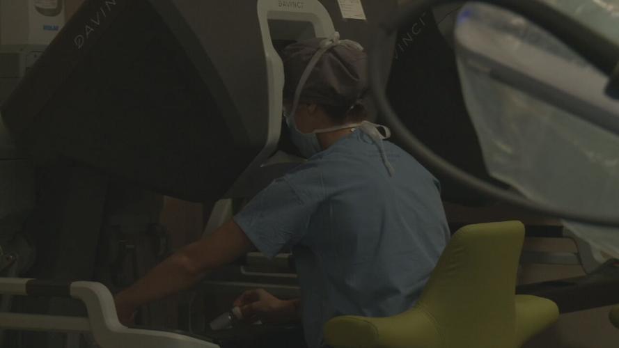Surgeon uses robotic robot technology at Jewish Hospital