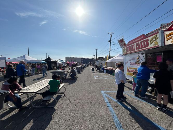 Sun rises above crowds in Seymour on April 7, 2024.jpeg