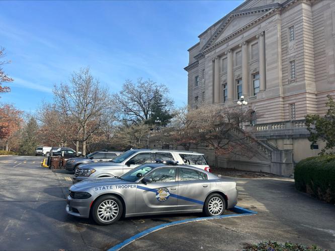 KENTUCKY STATE POLICE OUTSIDE STATE CAPITOL IN FRANKFORT AFTER BOMB THREAT                      1-3-2024.jpeg
