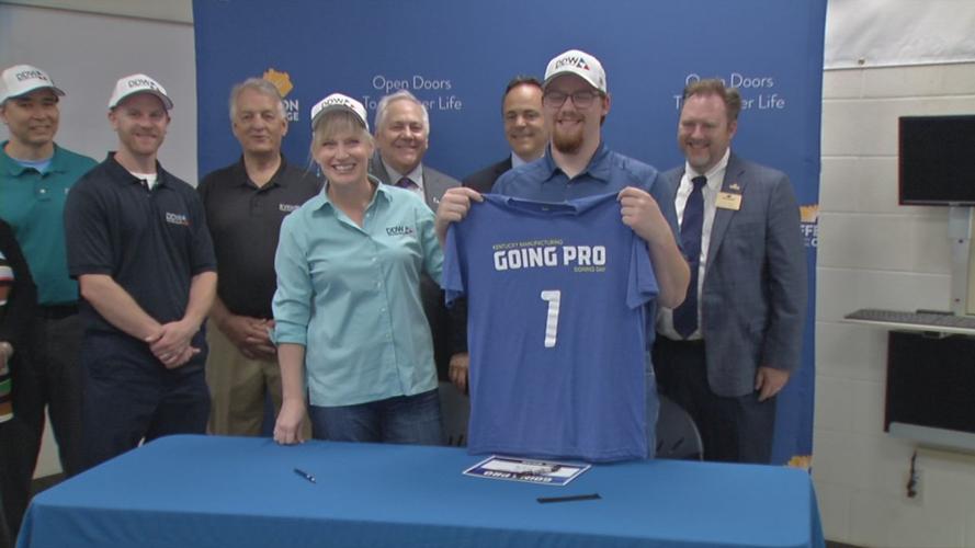 JCTC PRO SIGNING DAY 5-17-19.jpg
