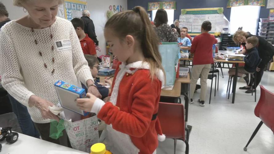 4TH GRADERS COLLECT PACKAGES 5pSOTVO