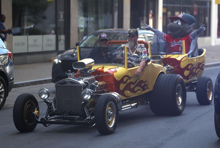 Street Rods drive down 4th Street.JPG