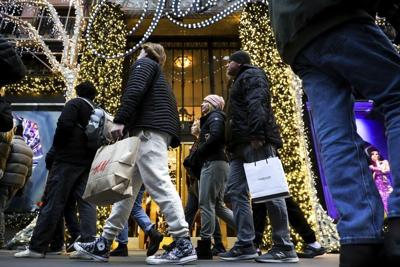 CHRISTMAS SHOPPERS - NEW YORK - AP 12-21-2022.jpg