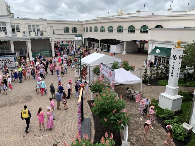 Kentucky Oaks Crowd