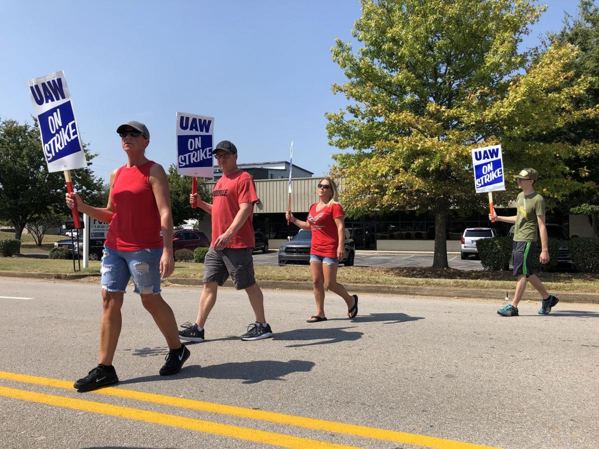 Ford Workers From Louisville To Join Striking Uaw Counterparts At Gm In Bowling Green News Wdrb Com