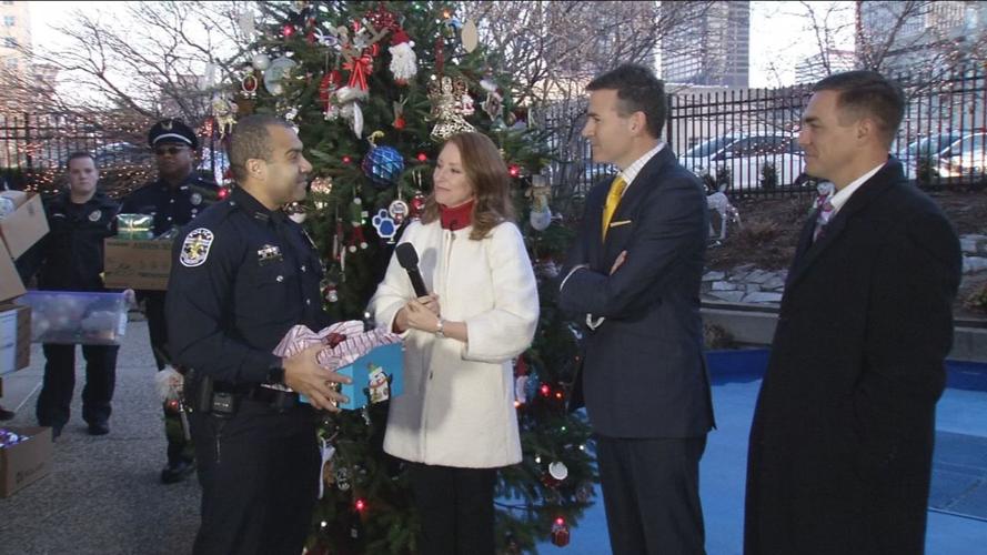 JUDE JINGLE TREE SURPRISE 1130 SOT.transfer_frame_638.jpg