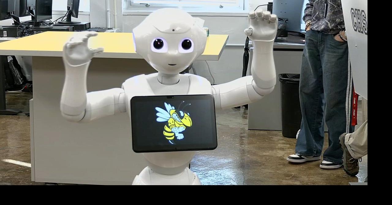 Robot at Central High School helps students learn how to code | Wdrb ...