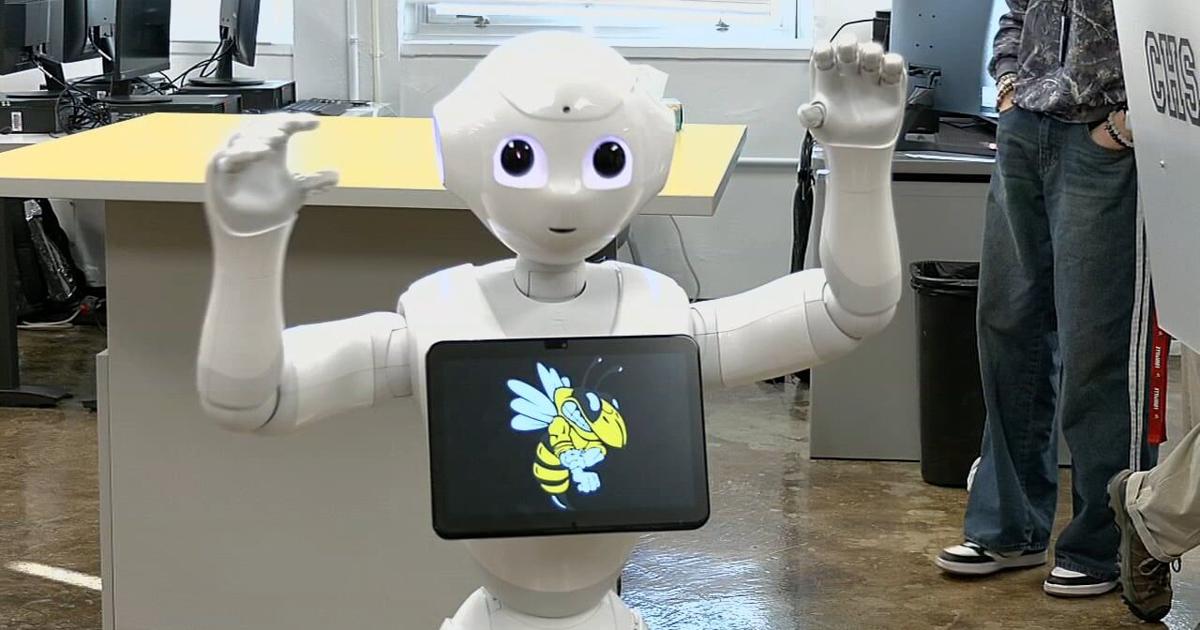 Robot at Central High School helps students learn how to code | Wdrb ...