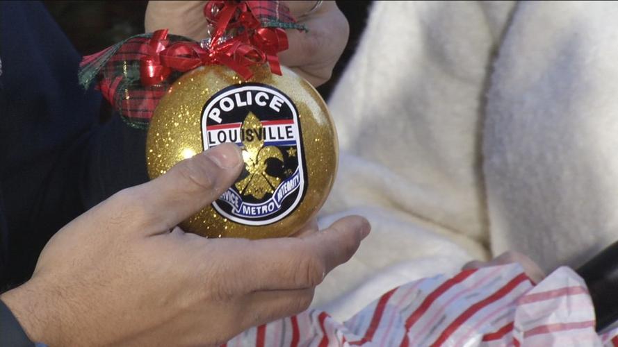 JUDE JINGLE TREE SURPRISE 1130 SOT.transfer_frame_1797.jpg