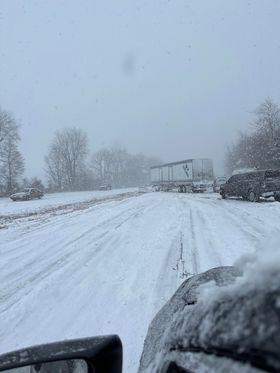 Backup on Western Kentucky Parkway on Jan. 6, 2022 (Courtesy: Jay Greene)