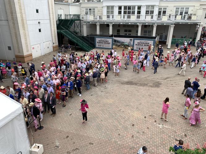 Kentucky Oaks Crowd
