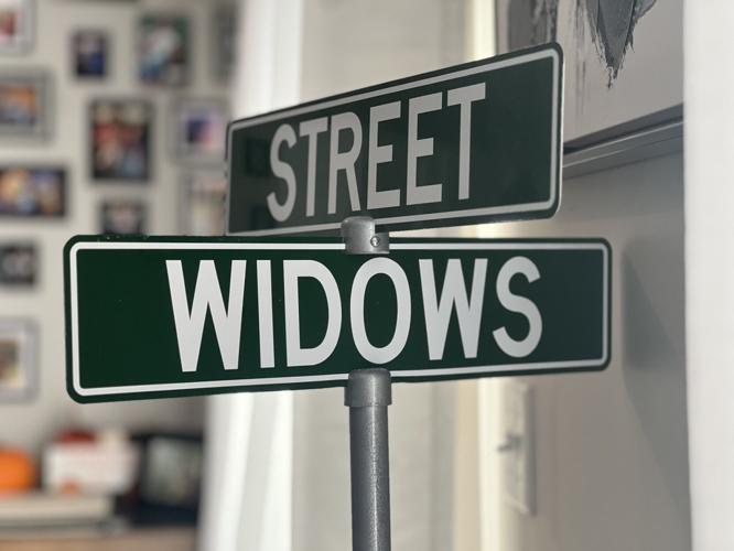 STREET WIDOWS SIGN