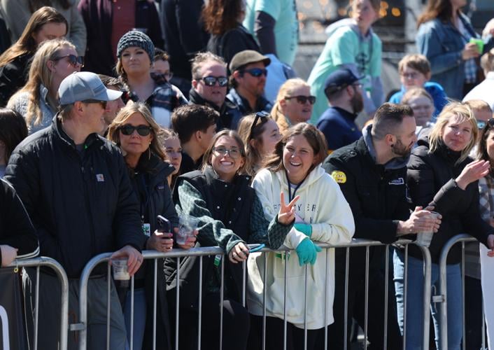 Crowd waits before the race.JPG