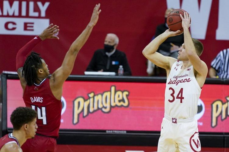 Wisconsin's Brad Davison (34) shoots a 3-point basket against Louisville's Dre Davis