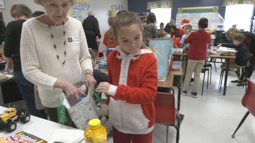 4TH GRADERS COLLECT PACKAGES 5pSOTVO