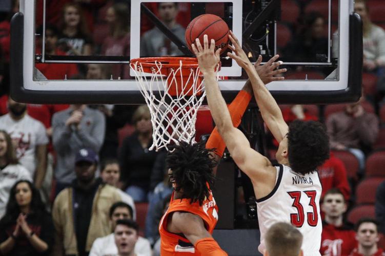 Louisville forward Jordan Nwora (33) goes for a dunk