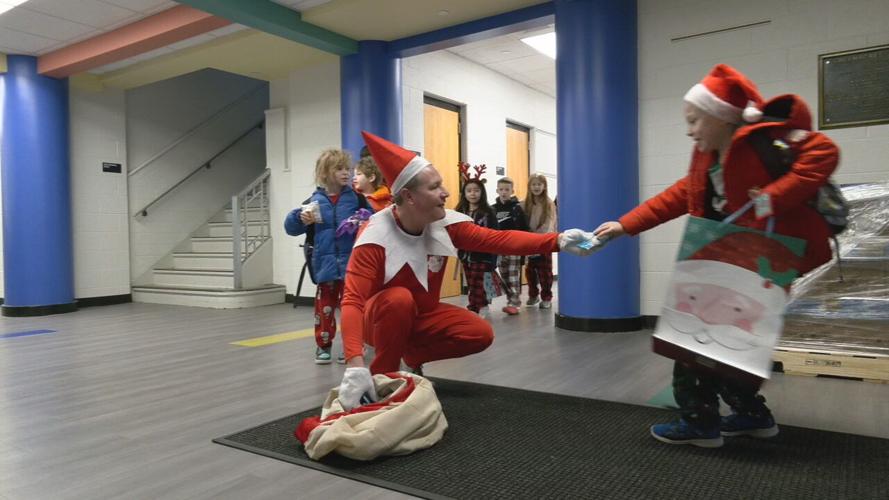 CLARKSVILLE ELEMENTARY - SANTA AND ELF ON A SHELF - 12-20-2022  (2).jpeg