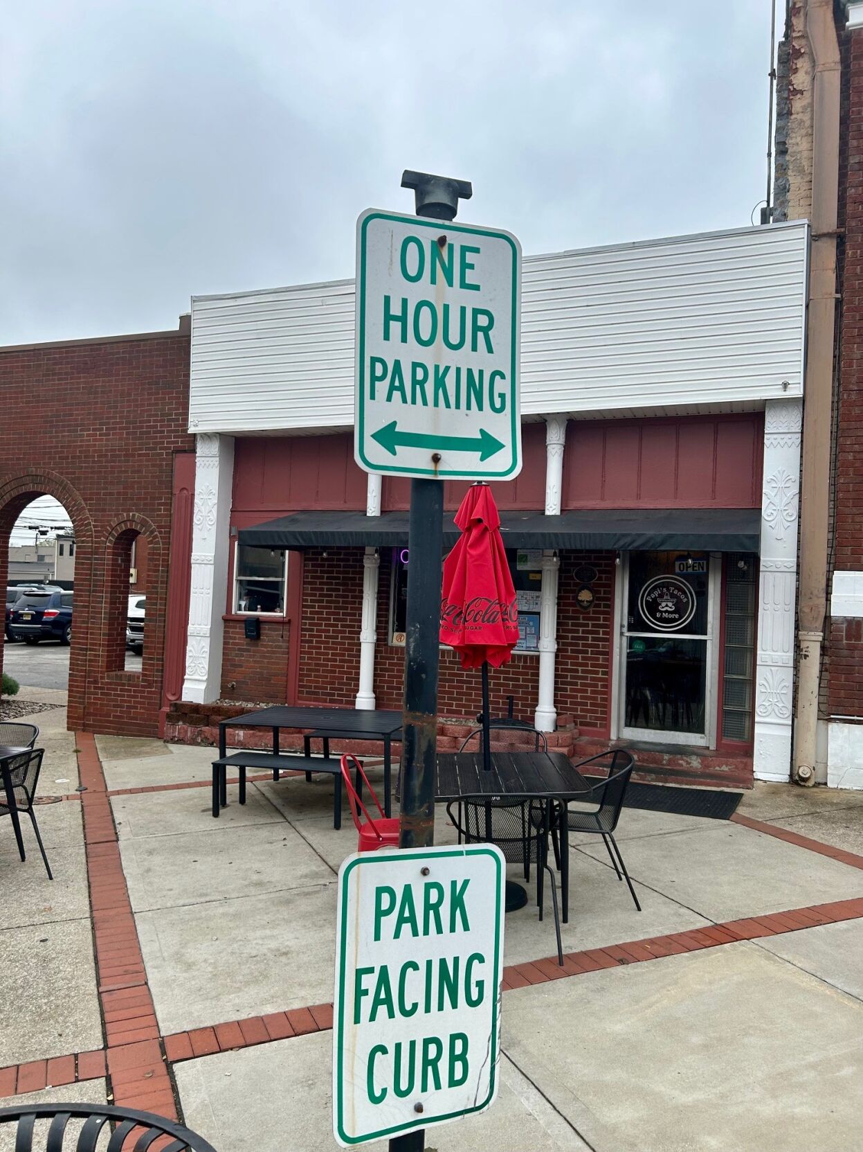 One hour parking sign in Elizabethtown.jpg