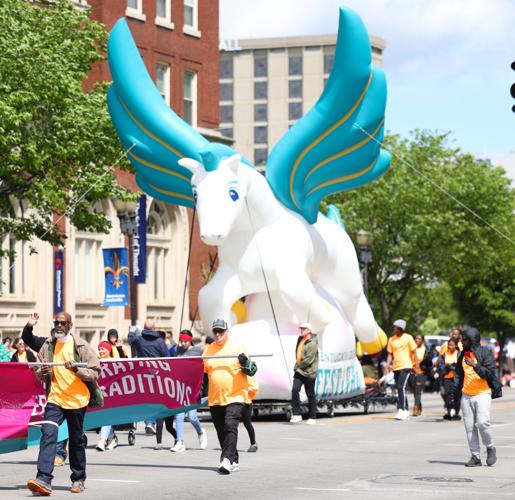 Pegasus Parade blimp nears Third Street.JPG