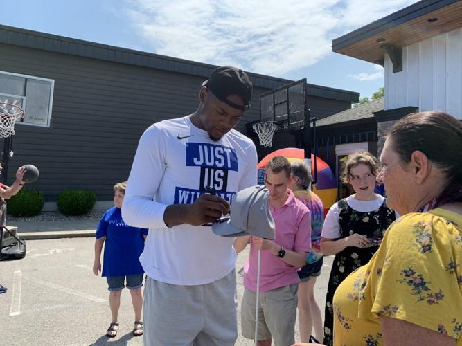 Calipari and players meet with fans in Louisville.jpg