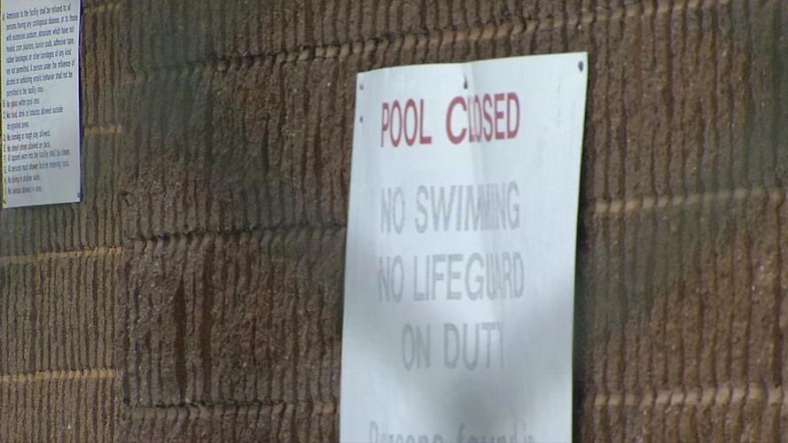 Pool closed sign