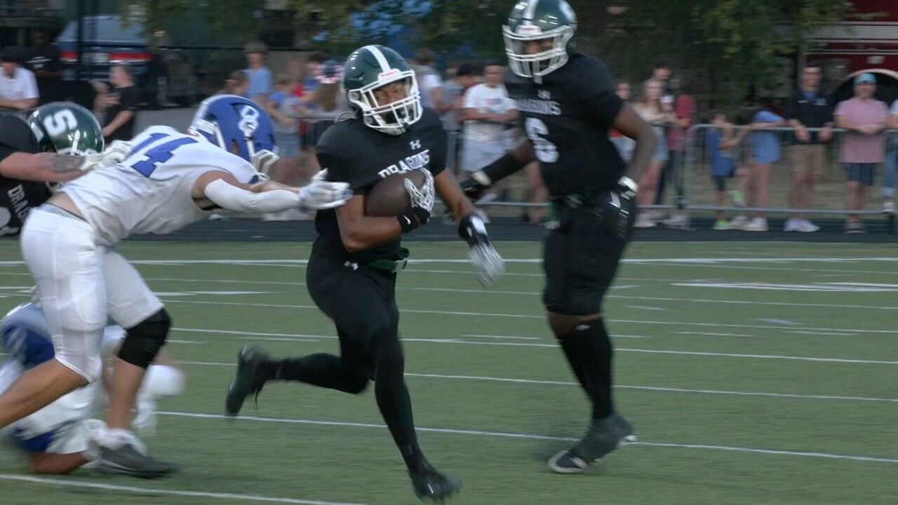 شاب في ضوء ضعيفة يخفي خصوصياته