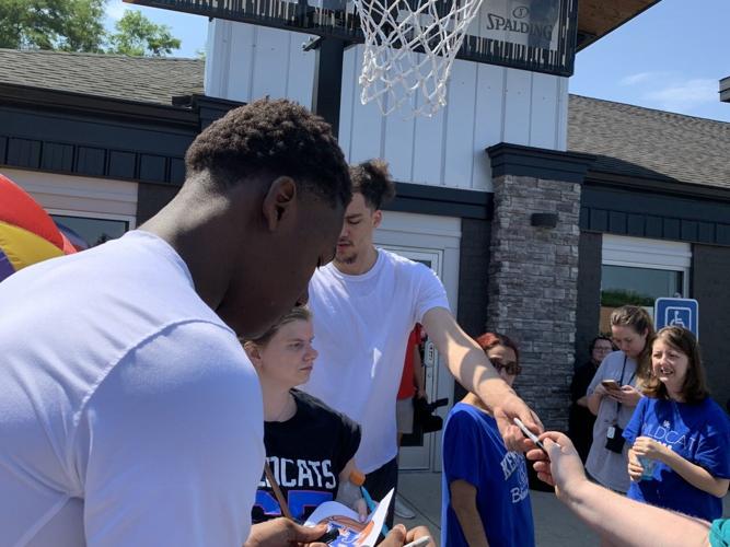 Calipari and players meet with fans in Louisville.jpg