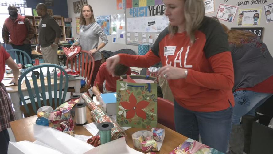 4TH GRADERS COLLECT PACKAGES 5pSOTVO